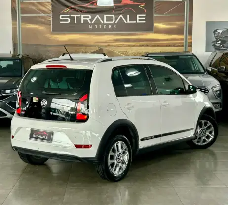 VOLKSWAGEN-CROSS UP-2015