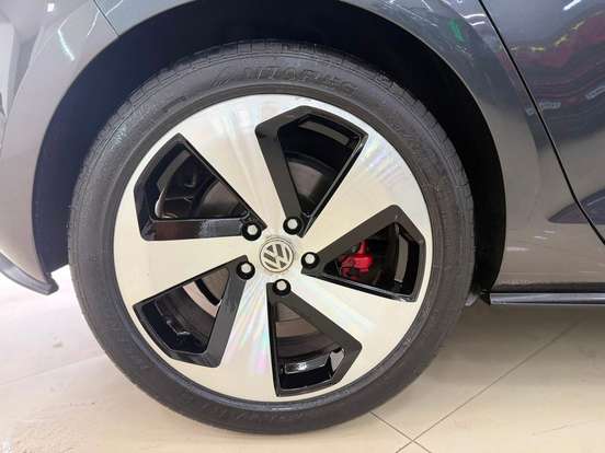 VOLKSWAGEN-GOLF-2013