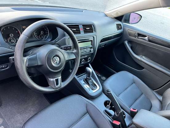 VOLKSWAGEN-JETTA-2011