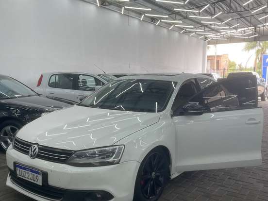 VOLKSWAGEN-JETTA-2012