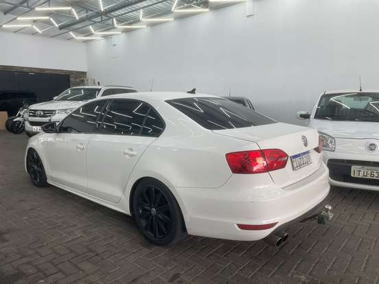 VOLKSWAGEN-JETTA-2012