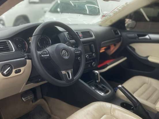 VOLKSWAGEN-JETTA-2012