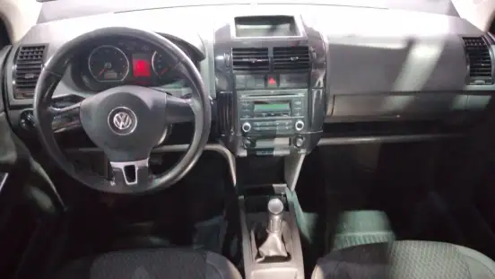 VOLKSWAGEN-POLO SEDAN-2011