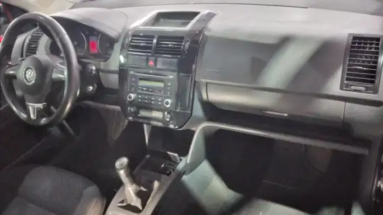 VOLKSWAGEN-POLO SEDAN-2011