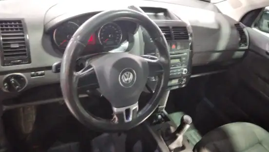 VOLKSWAGEN-POLO SEDAN-2011