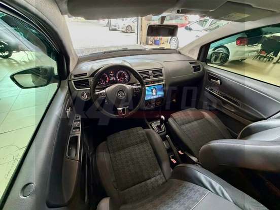 VOLKSWAGEN-SPACEFOX-2015