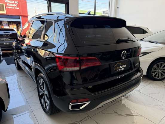 VOLKSWAGEN-TAOS-2021