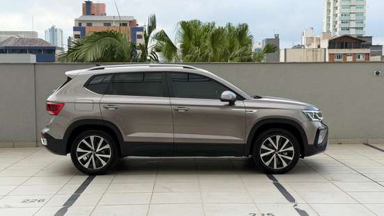 VOLKSWAGEN-TAOS-2023