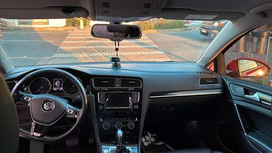 VOLKSWAGEN-GOLF-2015
