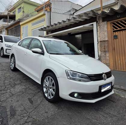 VOLKSWAGEN-JETTA-2012