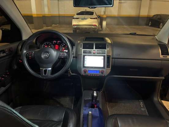 VOLKSWAGEN-POLO SEDAN-2011