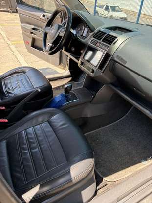 VOLKSWAGEN-POLO SEDAN-2011
