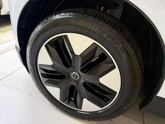 VOLVO-EX30-2024