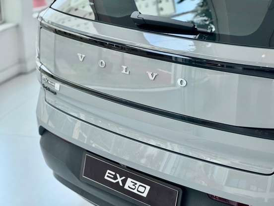 VOLVO-EX30-2025