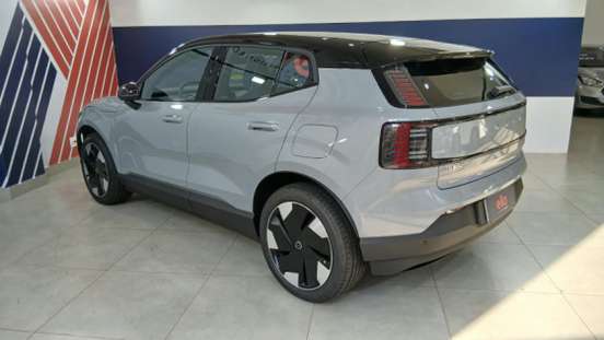 VOLVO-EX30-2025