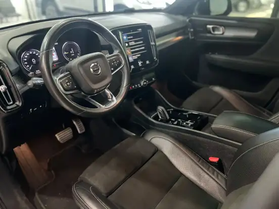 VOLVO-XC40-2020