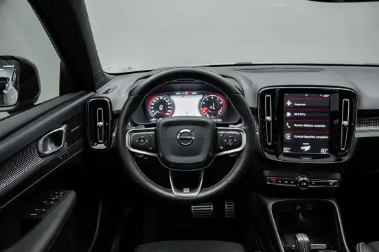 VOLVO-XC40-2021