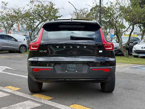 VOLVO-XC40-2021
