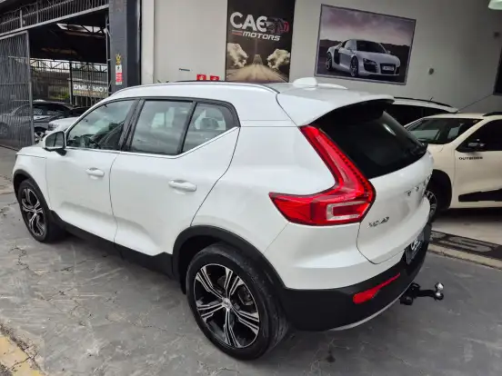 VOLVO-XC40-2020