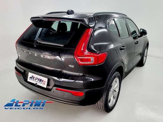 VOLVO-XC40-2018