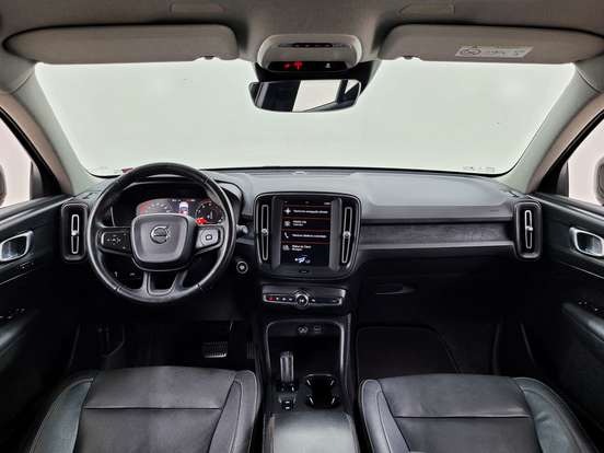 VOLVO-XC40-2018