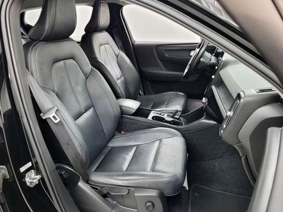 VOLVO-XC40-2018