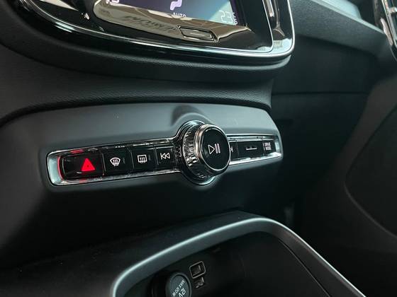VOLVO XC40 2.0 T5 GASOLINA MOMENTUM AWD GEARTRONIC