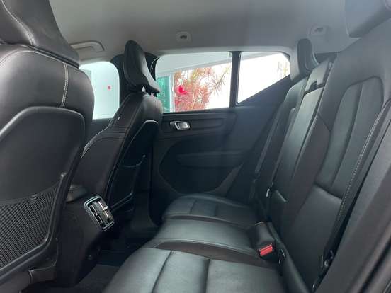 VOLVO-XC40-2018