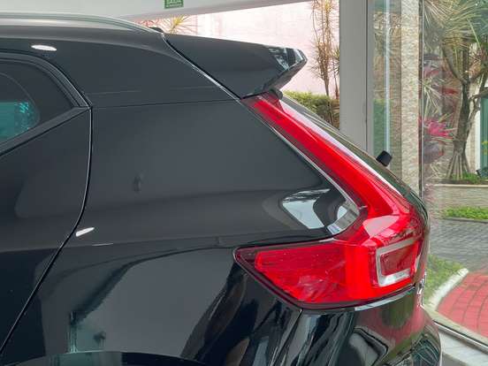 VOLVO-XC40-2018