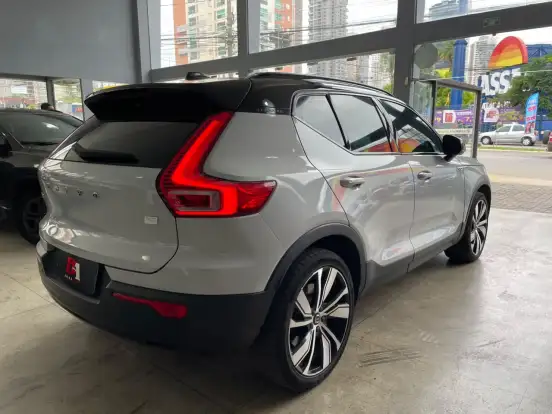 VOLVO-XC40-2021