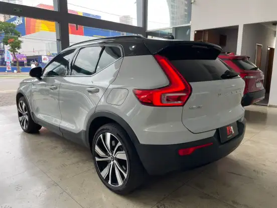 VOLVO-XC40-2021