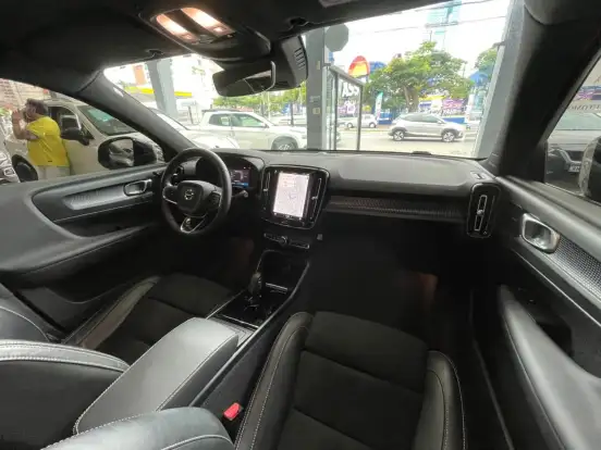 VOLVO-XC40-2021