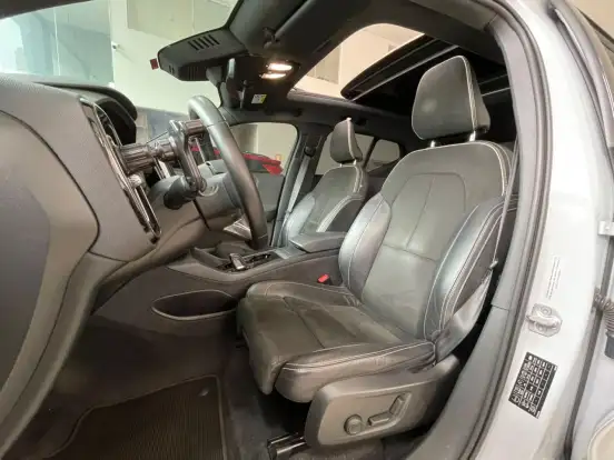 VOLVO-XC40-2021