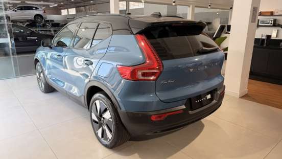 VOLVO-XC40-2023