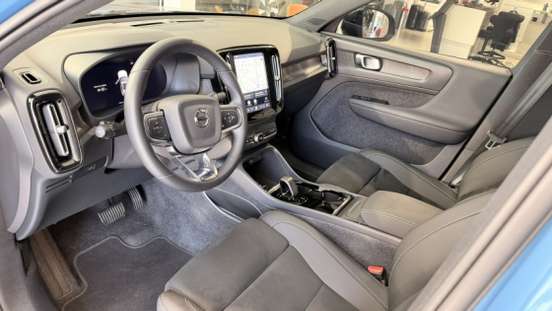 VOLVO-XC40-2023