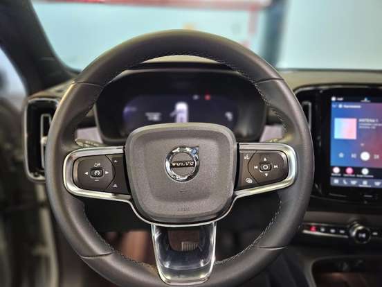 VOLVO-XC40-2023