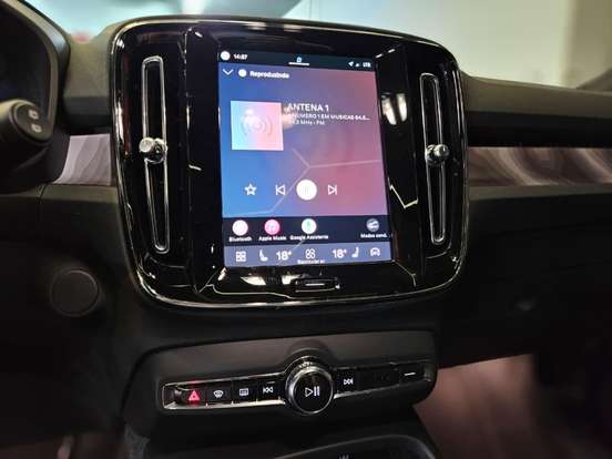 VOLVO-XC40-2023
