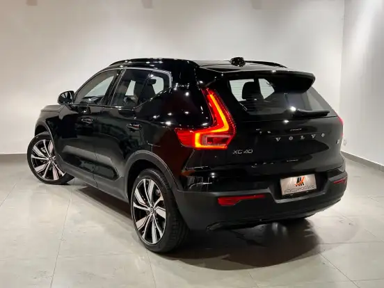 VOLVO-XC40-2021