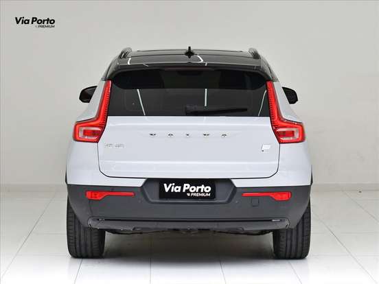 VOLVO-XC40-2021