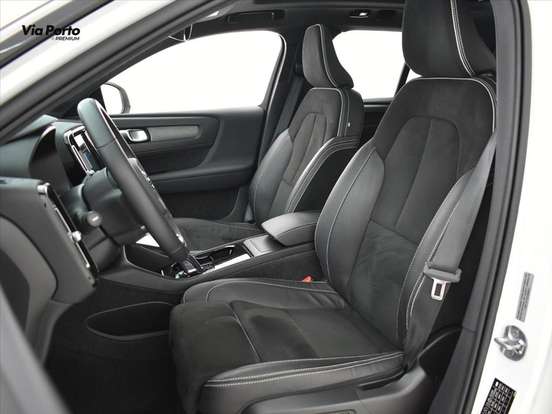 VOLVO-XC40-2021
