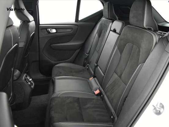 VOLVO-XC40-2021