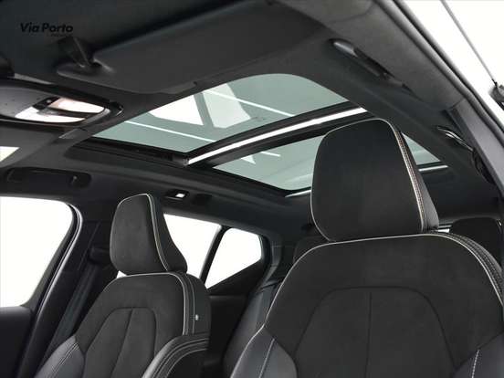 VOLVO-XC40-2021