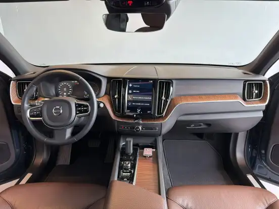 VOLVO-XC60-2020