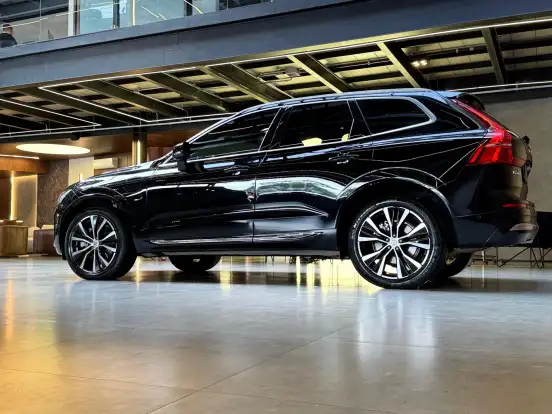 VOLVO-XC60-2023