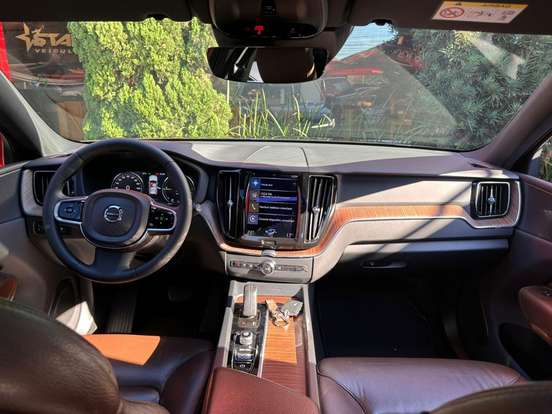 VOLVO-XC60-2020