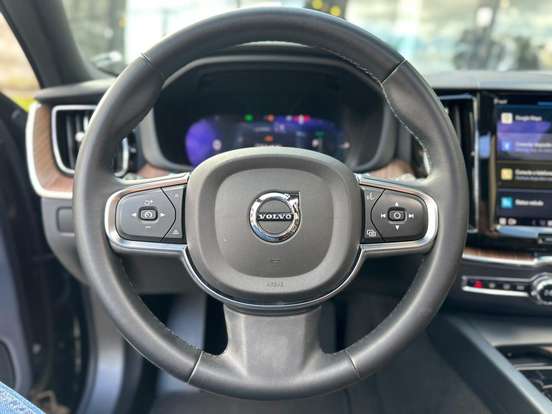 VOLVO-XC60-2024