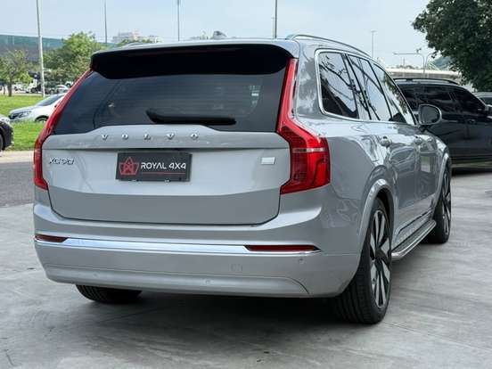 VOLVO-XC90-2023