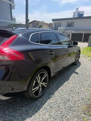 VOLVO-V40-2018