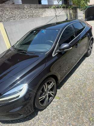 VOLVO-V40-2018