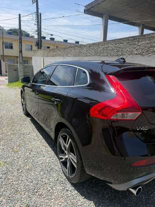 VOLVO-V40-2018
